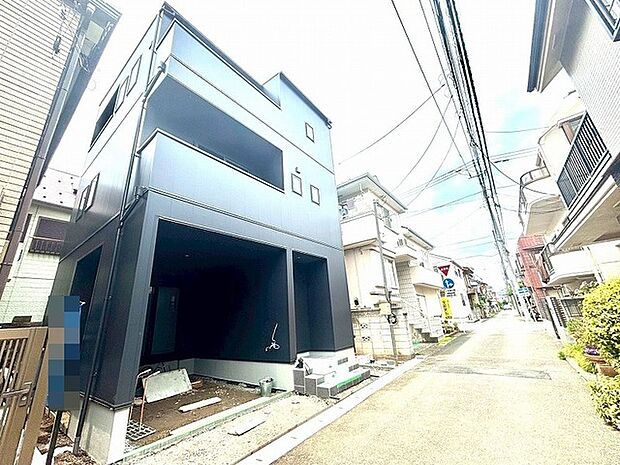 耐久性の高いガルバリウムの外壁と屋根材です。 日射の強い屋根裏と外周部の壁には吹付け泡断熱を採用。