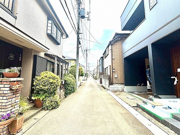 戸建てが立ち並ぶ静かな住宅街。四季折々の移り変わりを感じながら自然と楽しみ、暮らす、そんな毎日を日々の中で感じられる住環境 