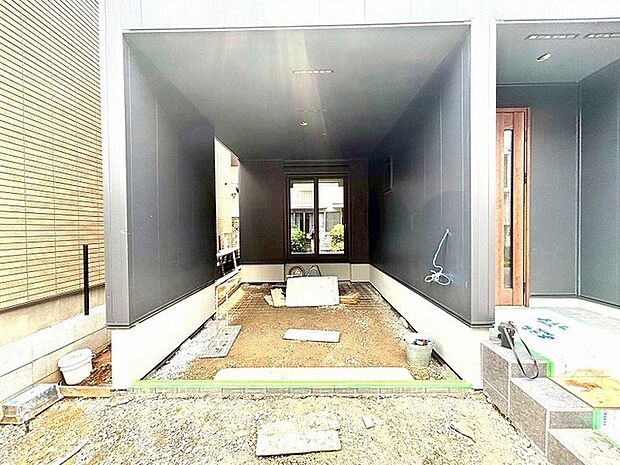 カースペースは1台駐車できます。車庫の出し入れのしやすさなど、実際に現地にてご確認ください。 