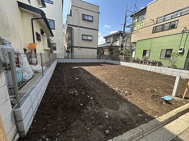 戸建てが立ち並ぶ静かな住宅街。四季折々の移り変わりを感じながら自然と楽しみ、暮らす、そんな毎日を日々の中で感じられる住環境
