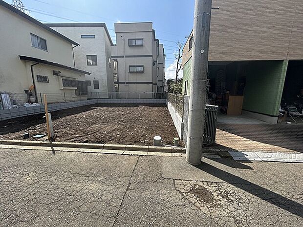 戸建てが立ち並ぶ静かな住宅街。四季折々の移り変わりを感じながら自然と楽しみ、暮らす、そんな毎日を日々の中で感じられる住環境