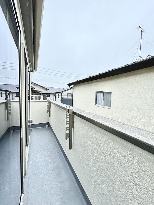 陽ざしが差込む明るいバルコニー。奥行きのあるバルコニーはお洗濯時に助かります。