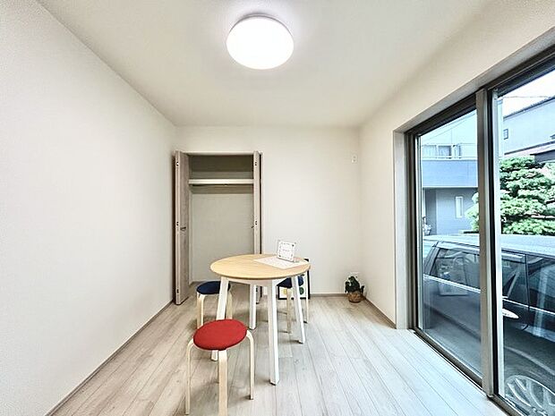 大きな開口部から明るい光が差し込む、日中の室内の明るさがこの部屋の魅力です。