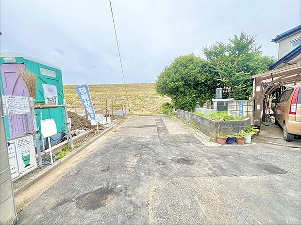 前面道路は通り抜けができないため、交通量が少なく静かな住環境です。