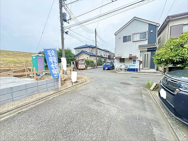 戸建てが立ち並ぶ静かな住宅街。四季折々の移り変わりを感じながら自然と楽しみ、暮らす、そんな毎日を日々の中で感じられる住環境