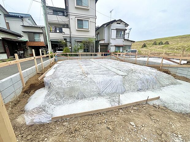 戸建てが立ち並ぶ静かな住宅街。四季折々の移り変わりを感じながら自然と楽しみ、暮らす、そんな毎日を日々の中で感じられる住環境 