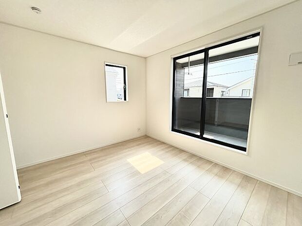 大きな開口部から明るい光が差し込む、日中の室内の明るさがこの部屋の魅力です。