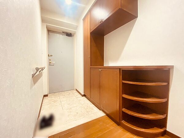 明るく開放的な玄関、靴の脱ぎ履きもしやすく、収納も豊富でご家族皆様の靴をスッキリ収納できます。