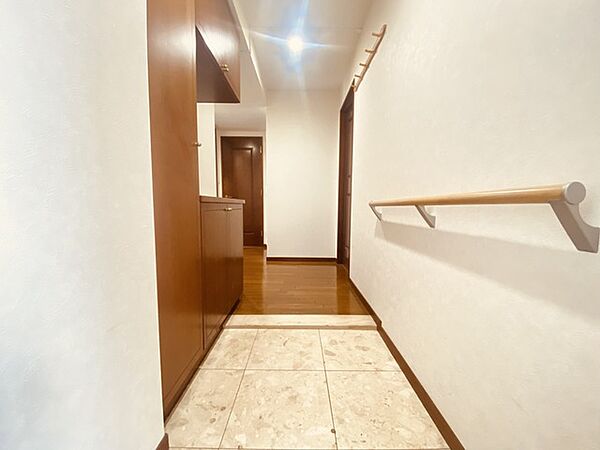 玄関はおうちの顔とも呼ばれる重要な場所！明るくスッキリと見える空間で住まう人を見送り、出迎えてくれます。