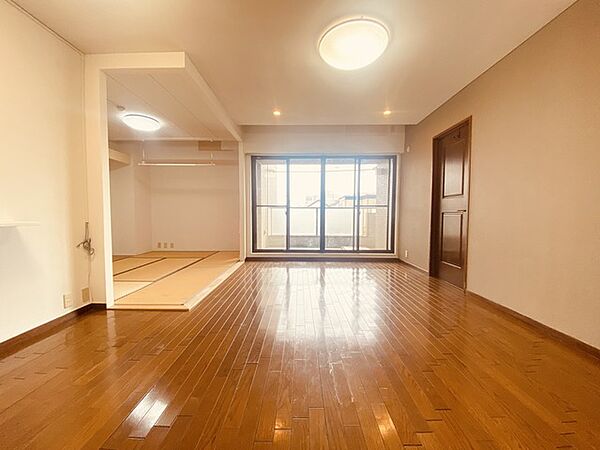 家族や友人、両親、親戚とこれから沢山の時間を紡ぐのだろう。そこを彩るのは窓から見える青い空、心地よい緑。そんなイメージが膨らむリビングスペース。