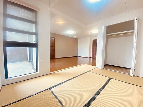 大きな開口部から明るい光が差し込む、日中の室内の明るさがこの部屋の魅力です。