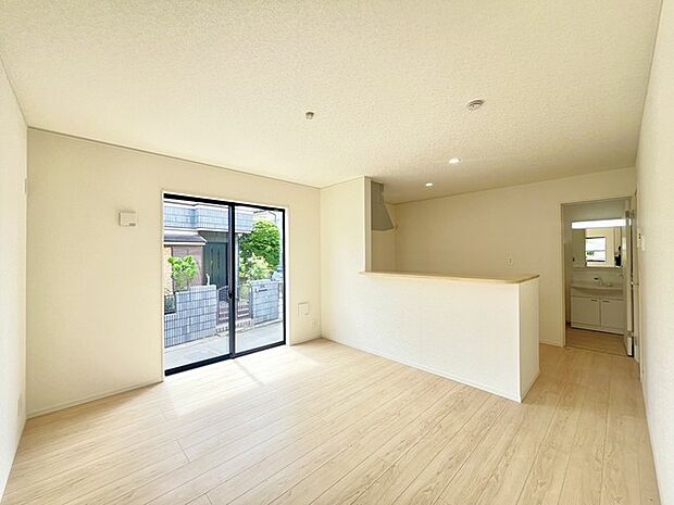 家族や友人、両親、親戚とこれから沢山の時間を紡ぐのだろう。そこを彩るのは窓から見える青い空、心地よい緑。そんなイメージが膨らむリビングスペース。