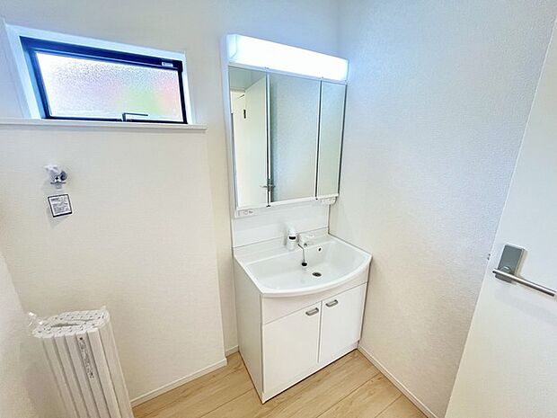 使い勝手の良い洗面台、窓があることで換気もしやすく清潔感のある空間を保てます。