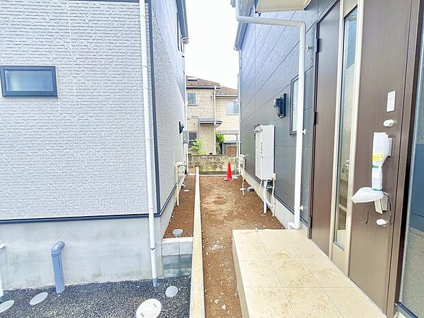 戸建てならではのお庭スペース。BBQやガーデニング、お子様のプールなど、、、、様々な楽しみ方ができるプライベート空間。ご家族皆さままで思いっきりお楽しみください。