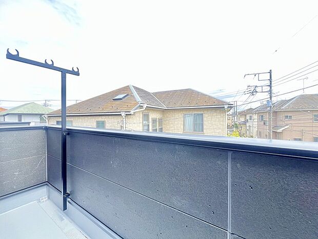 南側のお部屋から出入りできる、奥行きのあるワイドバルコニー。心地よい陽射しと暖かな風を楽しむことが出来ます。