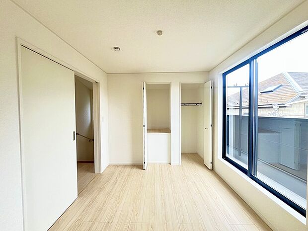 どんな家具にでも相性が良い清潔感ある白色調のクロスを採用。主張しすぎない配色、耐久性にも優れた床材は日々のメンテナンスも楽に、快適に過ごして頂けるよう考えられています。