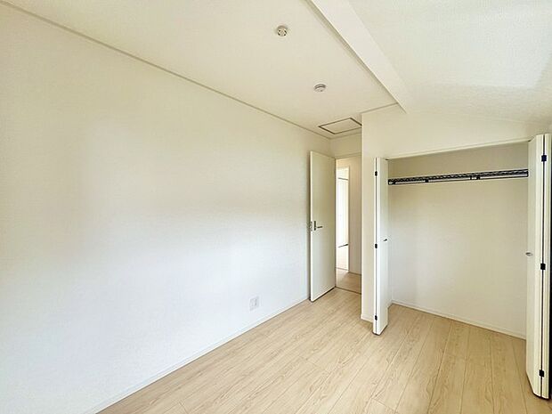 大きな開口部から明るい光が差し込む、日中の室内の明るさがこの部屋の魅力です。