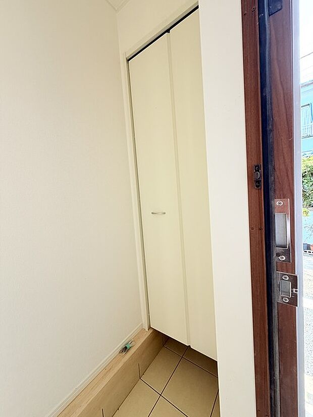 明るく開放的な玄関、靴の脱ぎ履きもしやすく、収納も豊富でご家族皆様の靴をスッキリ収納できます。 