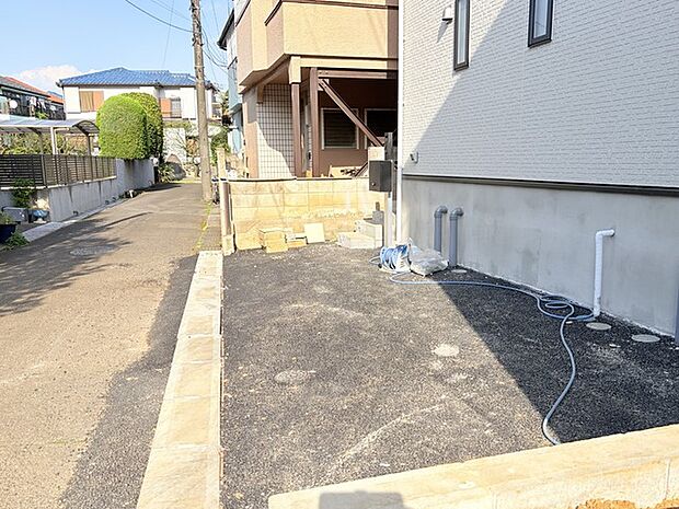 カースペースは1台駐車できます。車庫の出し入れのしやすさなど、実際に現地にてご確認ください。