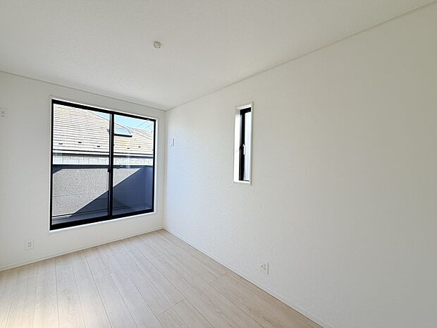 今からここを誰のお部屋にしようか、そんな洋室。大きさは5.0帖です。 