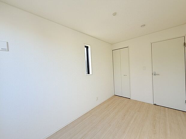 今からここを誰のお部屋にしようか、そんな洋室。南西角部屋大きさは5.0帖です。 
