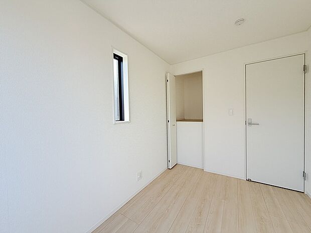 今からここを誰のお部屋にしようか、そんな洋室。大きさは5帖です。 