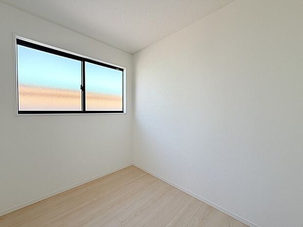 今からここを誰のお部屋にしようか、そんな洋室。北東角部屋大きさは4.12帖です。