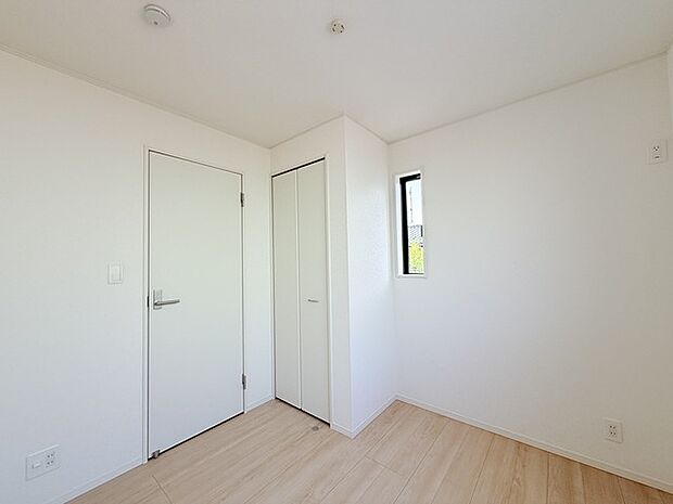 今からここを誰のお部屋にしようか、そんな洋室。大きさは4.12帖です。 