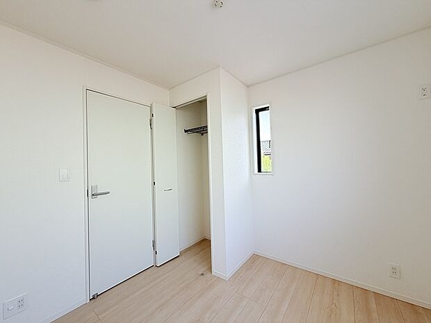 今からここを誰のお部屋にしようか、そんな洋室。大きさは4.12帖です。
