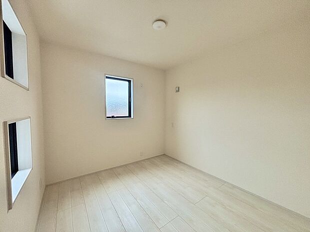 衣類の整理整頓に嬉しいクローゼット付きのお部屋。お子様のお部屋としても便利です。 