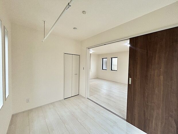 ホスクリーンのあるリビング横の4.3帖のお部屋。