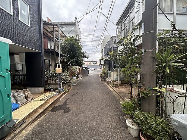 前面道路は突き当りになっている為、居住者しか通りません。