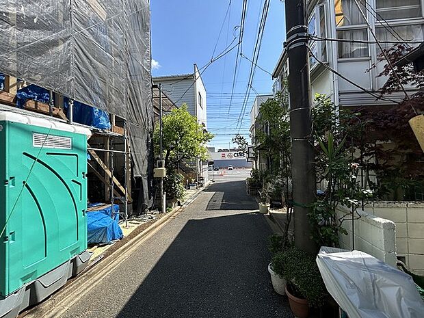 戸建てが立ち並ぶ静かな住宅街。四季折々の移り変わりを感じながら自然と楽しみ、暮らす、そんな毎日を日々の中で感じられる住環境