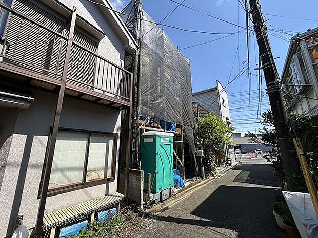 コンビニやスーパーも近く、暮らしやすい住環境です。