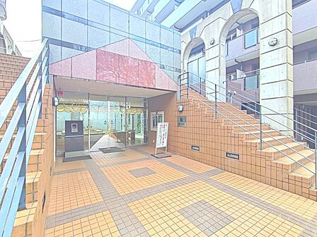 管理人さんが見守るマンションエントランス。