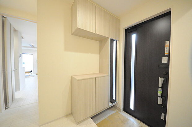 お宅の顔となる明るく開放的な玄関。ご家族皆様様の靴を収納できるスペースと全身鏡があり、お出掛け前に身だしなみチェックもできます。 