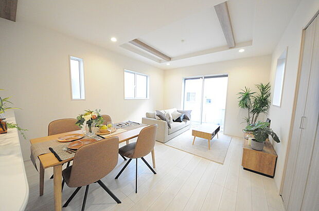 家族や友人、両親、親戚とこれから沢山の時間を紡ぐのだろう。そこを彩るのは窓から見える青い空、心地よい緑。そんなイメージが膨らむリビングスペース。