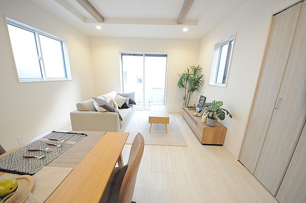 家族が一番集まる場所だから広々としつつも素敵な空間であって欲しい。皆がくつろぐリビングからキッチンまでが一つに繋がる空間。