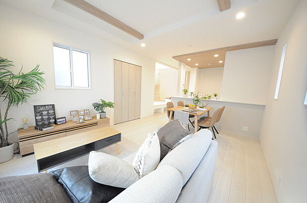 家族の集うリビングには色々な方向から光が差し込む設計に。家族のコミュニケーションが弾むスポットだから明るい雰囲気であってほしい。