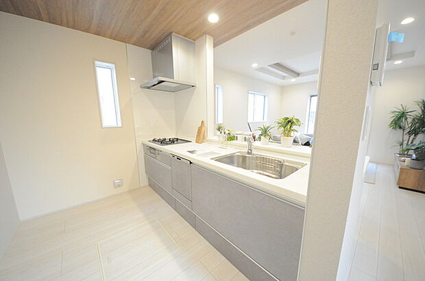 家族が一番集まる場所だから広々としつつも素敵な空間であって欲しい。皆がくつろぐリビングからキッチンまでが一つに繋がる空間。