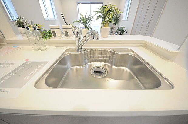 人工大理石を使用したシステムキッチン。永く傷つきにくく、お手入れもしやすい高機能性です。 