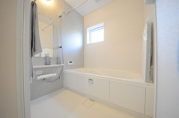 花粉や雨の日、寒い冬の時期に嬉しい浴室乾燥機。換気機能で入浴時に湿気を換気しカビの防止にもなります。