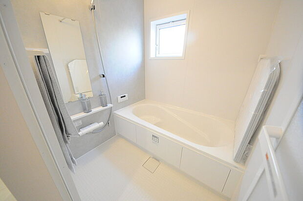 一緒にお風呂に入っている子供達の声がリビングまで聞こえてきそうな広々とした1坪バス