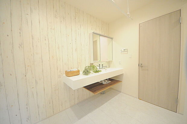 お出かけ前の身だしなみに一歩差がつく三面鏡。ミラー裏にはたっぷり収納もございます。