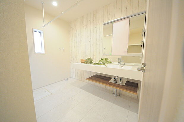 使い勝手の良い洗面台、窓があることで換気もしやすく清潔感のある空間を保てます。