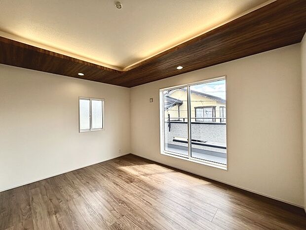 大きな開口部から明るい光が差し込む、日中の室内の明るさがこの部屋の魅力です。