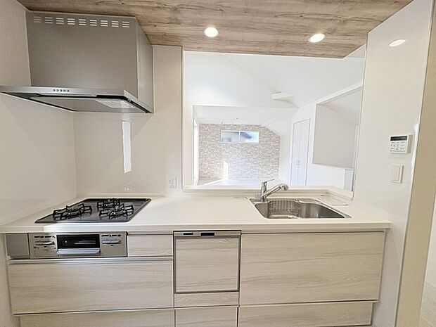 家族が一番集まる場所だから広々としつつも素敵な空間であって欲しい。皆がくつろぐリビングからキッチンまでが一つに繋がる空間。