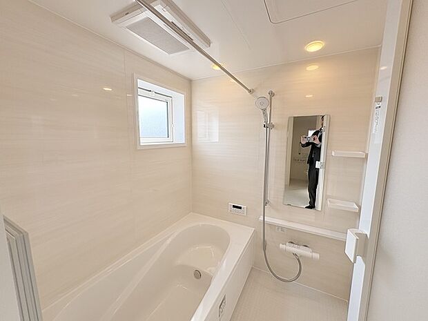 花粉や雨の日、寒い冬の時期に嬉しい浴室乾燥機。換気機能で入浴時に湿気を換気しカビの防止にもなります。