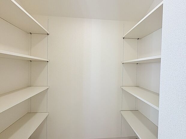 大容量のパントリーがございますので、非常食や食品のストックも沢山置けます。