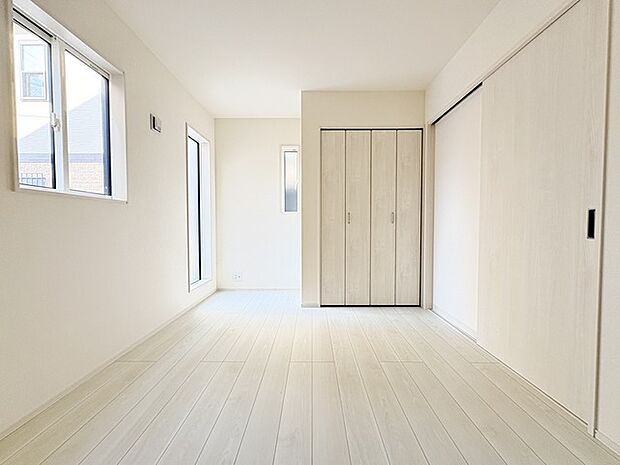 どんな家具にでも相性が良い清潔感ある白色調のクロスを採用。主張しすぎない配色、耐久性にも優れた床材は日々のメンテナンスも楽に、快適に過ごして頂けるよう考えられています。